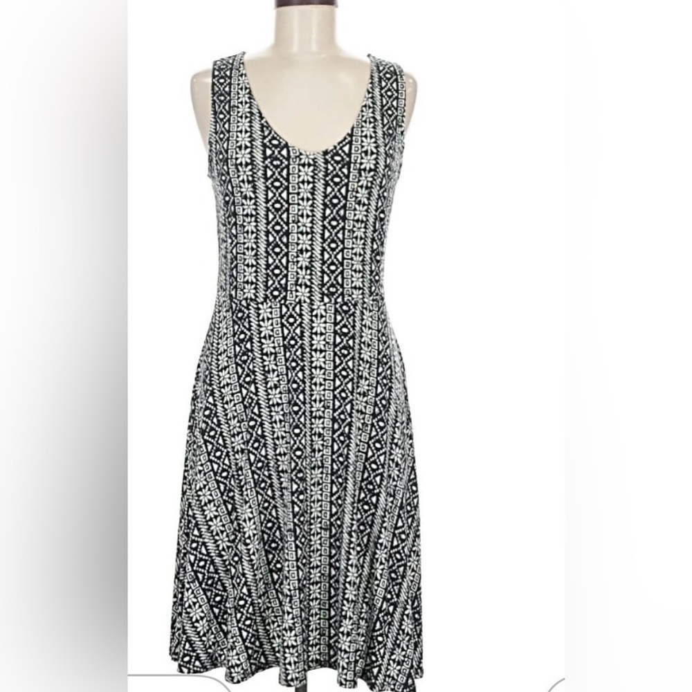Elegant Black and White Geometric Midi Dress